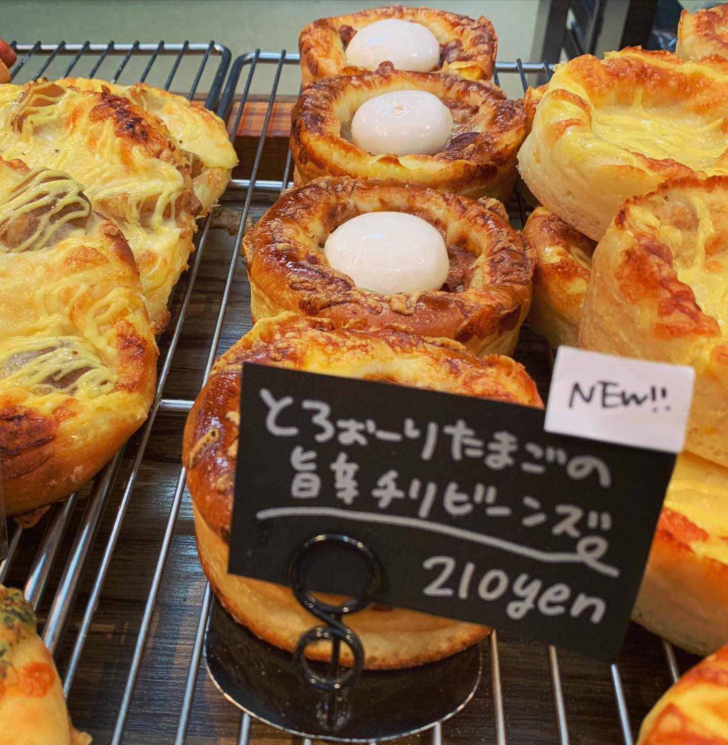 新商品のご案内です。
とろ〜りたまごの旨辛チリビーンズになります🥚
旨辛なチリビーンズに半熟の卵をトッピングすることでマイルドに仕上げています。
夏の暑い季節に旨辛なチリビーンズはいかがですか？