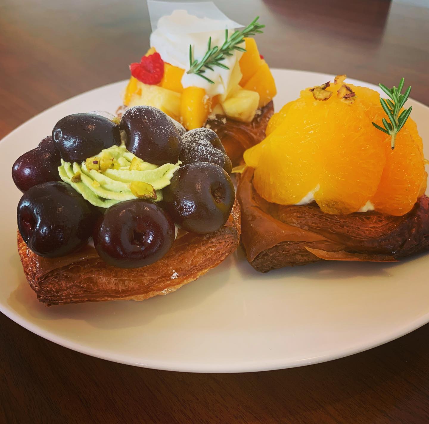 お休みのお知らせ。
明日7月7日明後日8日は連休とさせて頂きます。
木曜日から焼きたて作りたてのパンをご用意してお待ちしております。
写真の商品は、季節のデニッシュ各種と甘夏のデニッシュです。
パテスリーが営むパン屋ならではのデニッシュペストリーを是非ご堪能下さい。
 #ルパサージュ　