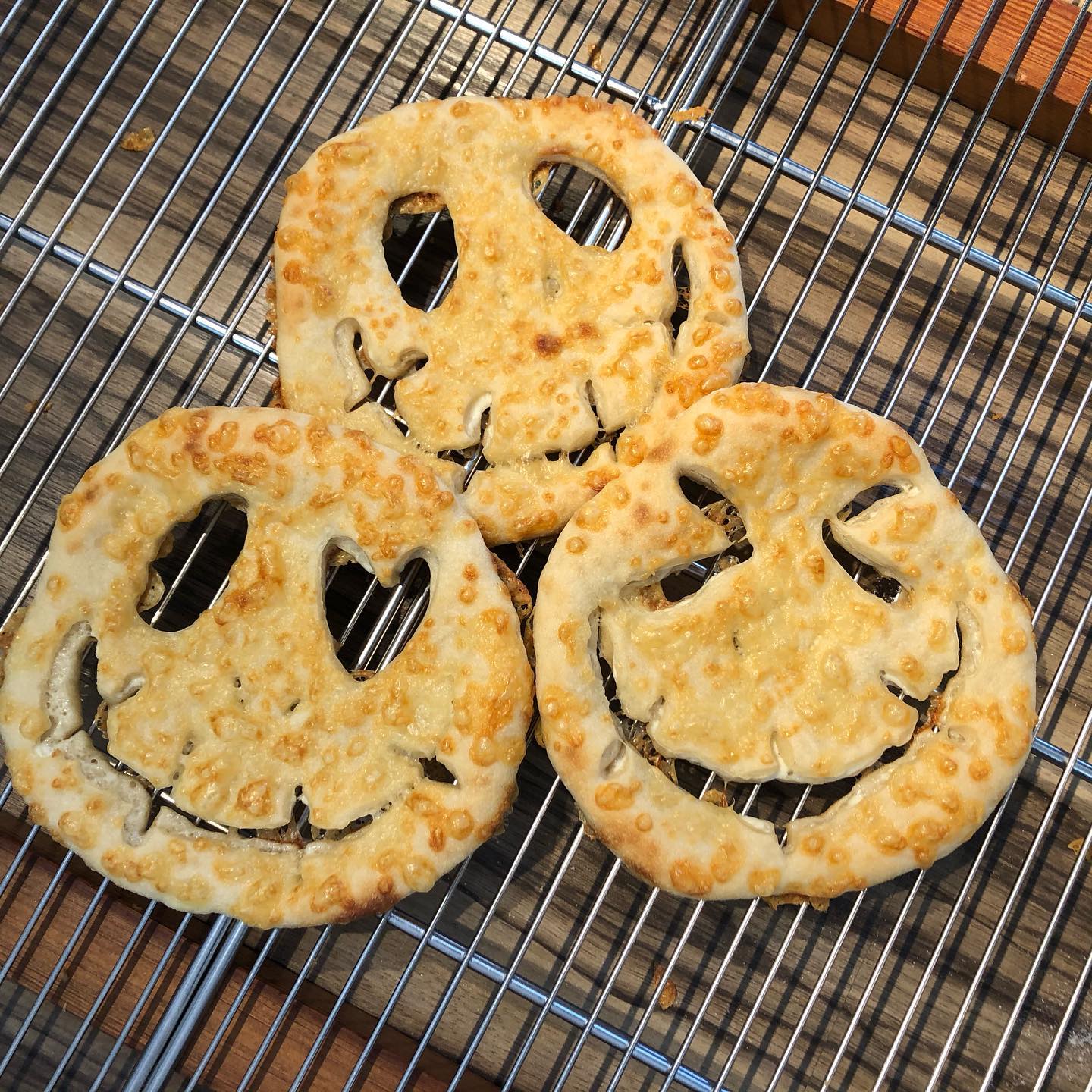 本日も沢山のご来店
ありがとうございました

10月31日
ハロウィンが近づいてまいりました

ハロウィン仕様の
チーズのフーガスのご紹介です=͟͟͞͞

生地の中にチーズが入っています🧀
チーズが好きな方に
オススメのパンです🧀🥖
ぜひ召し上がってみてください

明日も元気に営業しておりますので
沢山のご来店お待ちしております️