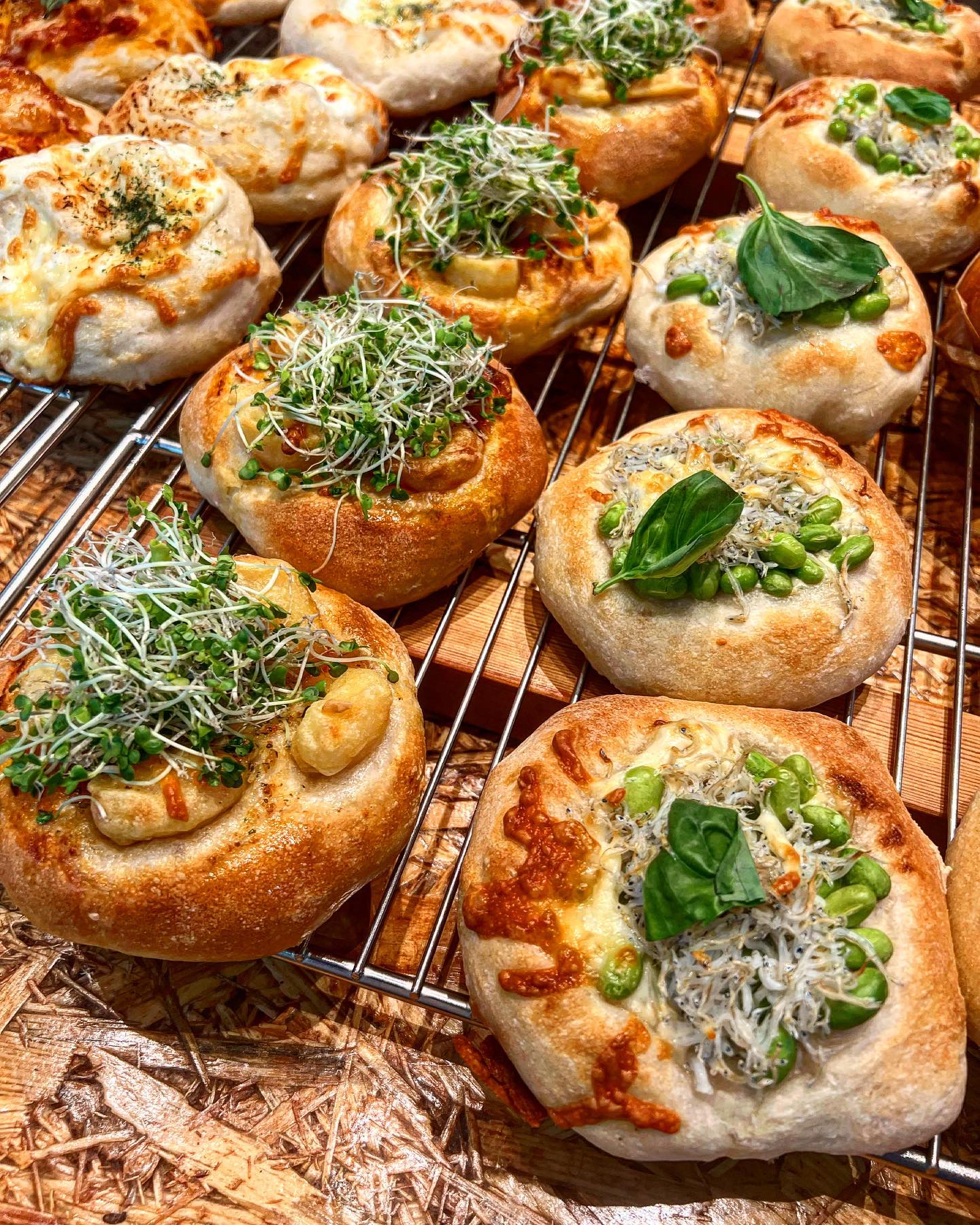 pizza生地をリニューアル
元々マルゲリータやフォルマッジに使用していたpizza生地を、お盆の限定営業のタイミングでブラッシュアップ🥰
その日限定でお出しする予定だった、ガーリック🧄シュリンプ🦐軽くトマトソースを塗り海老フリットを乗せてガーリックバターを塗ります。
焼けたらアルファルファをこんもりと🥬
湘南しらすと枝豆のピザは自家製しらすフィリングを塗り、北海道産枝豆、更に追いしらす、チーズ🧀をかけて焼き、バジルをトッピング🥰
好評なので定番商品になりました
しらすは枝豆が終わり次第終売になりますので是非‍♂️