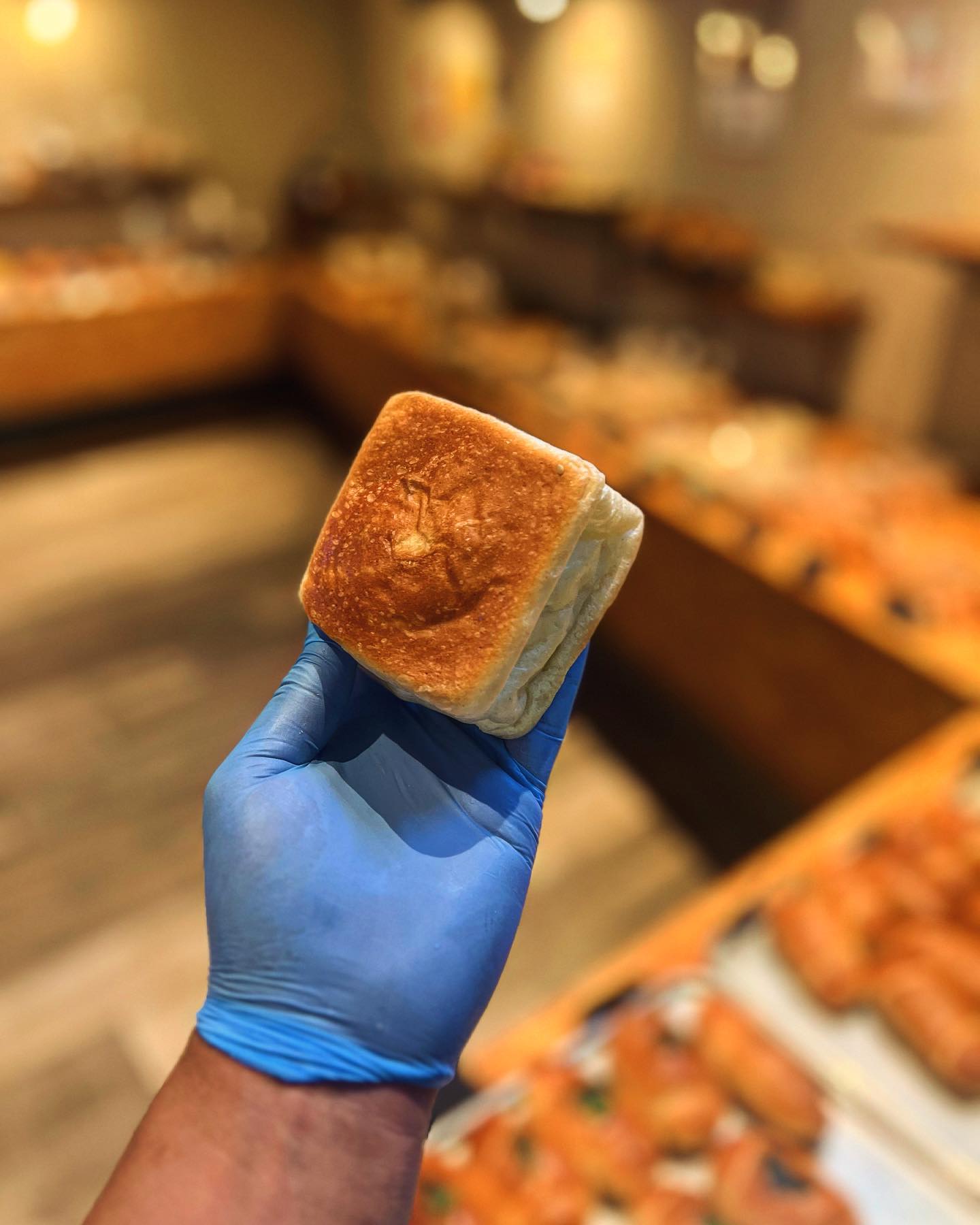 本日も沢山のご来店ありがとうございます‍♂️
ずっと四角い可愛いパン焼きたいなぁと考えて居ました😙
わりかし形から入るタイプなんですwww
何を焼いたら可愛いかなぁ、あんぱん焼こう
ただのあんぱんじゃつまらないなぁ、ルクレールの美味しい生クリーム詰めよう🤣ってな感じで四角い生クリームあんぱんが完成しました
イメージはバッチリ後はどんな生地を使うか、、、
口溶け良いブリオッシュ国産のゆめちからとフランス産の小麦を使い、全卵と卵黄をバランスよく、歯切れ、パサつき、気になる点を全てクリアしたバランスの良い生地に、厳選した餡子、なると金時餡、コーヒー餡の3種類
季節で色々変えていく予定です
本日は普通の餡生が1番はやく完売しましたが、なると金時やコーヒーもスタッフ人気はかなり高いのでおすすめです
早めに完売してしまったので、明日は数を増やしてご用意致します️
既にご予約も頂いているので、是非この機会にお買い求めください‍♂️
#ぱっか〜ん