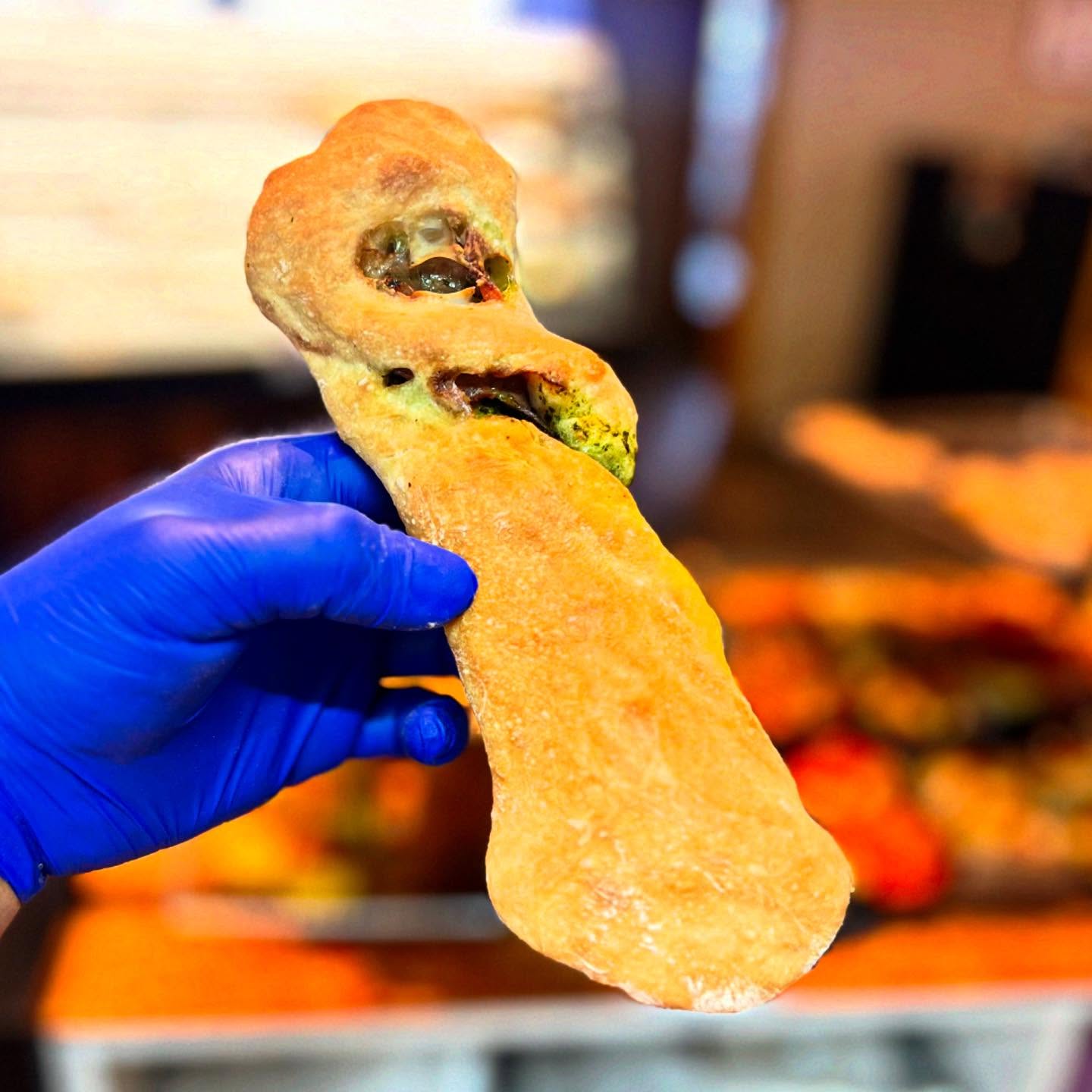 3連休、沢山のご来店ありがとうございます
真鯛のバインミーも沢山売れてくれて、嬉しかったです
新商品が出たらちゃんと紹介しなきゃと思い、投稿した次第でございます🫡
生ハムと大葉ジェノベーゼのスティックピザ
基本、私、食べやすさを重視してパン作りをしております🥳(具材モリモリサンドは覗くwww🤣)
生地ももちもちしていても歯切れは良くしたい。
食べ疲れない物を好むので、ハード系も硬めな物は少なめ
(あまり売れない)です🫡
生ハムを食べていたら、ふと大葉だと思い、ピザ生地に
巻きつけてスティック状にして食べやすさ重視で焼きました
持論ですが、具材は中に入っている方が美味しいと思っているので包む系のピザにしております🫡
具材感や、魅せるためにトッピングして乗せる場合が殆どですが、個人的にはベーコン🥓エピや、スパイシーロングなど、包まってるパンが好きです
生ハムと、爽やかな大葉のジェノベーゼ、相性抜群️
是非ご賞味下さい

#